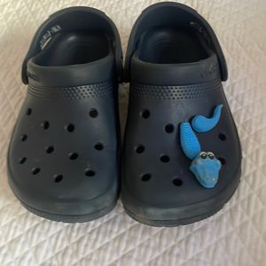 Crocs - kids classic croc with 1 light blue croc jbbitz.